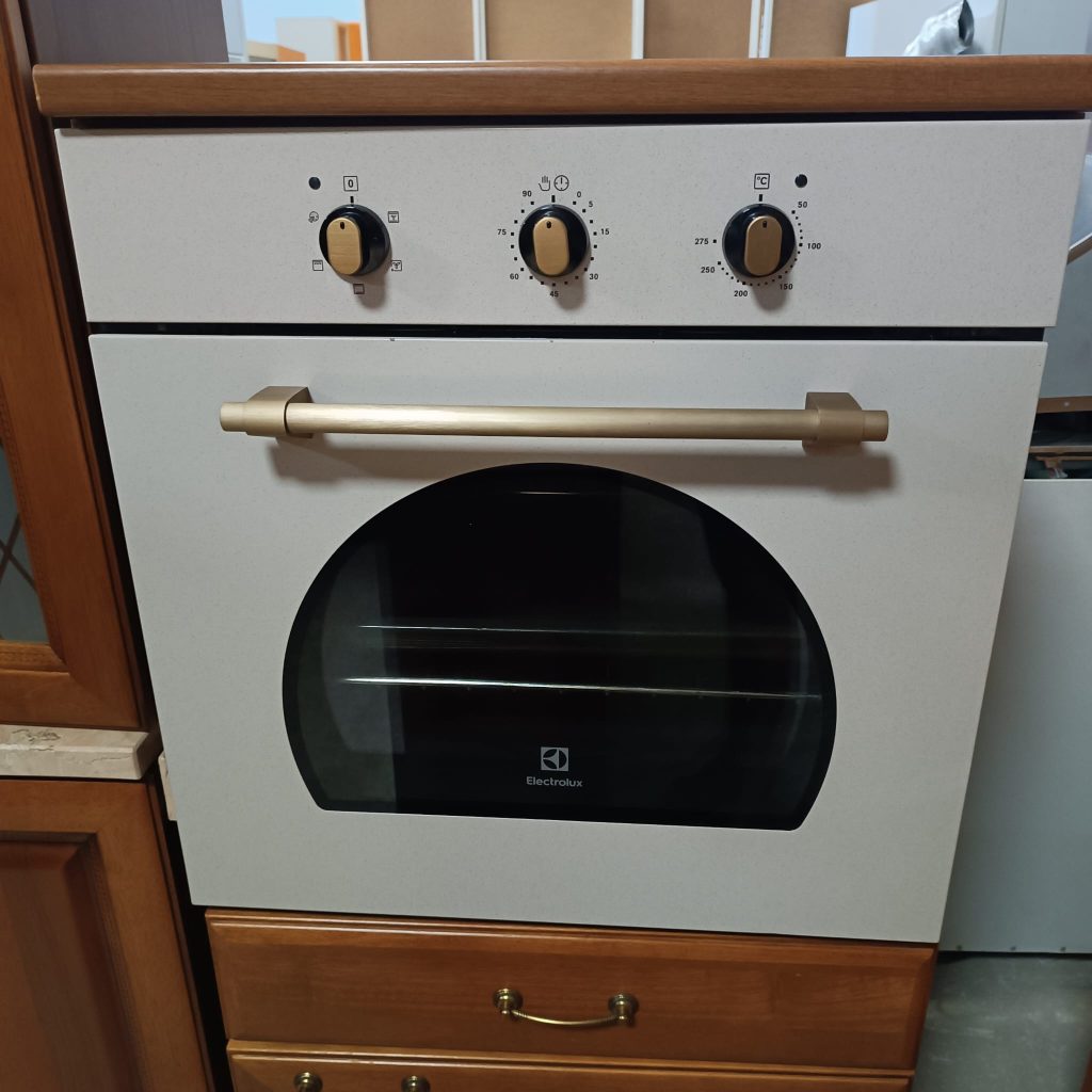 Mobile cucina in legno completa di elettrodomestici: piano cottura, forno, lavastoviglie, cappa e frigo da incasso USATA 4652/U