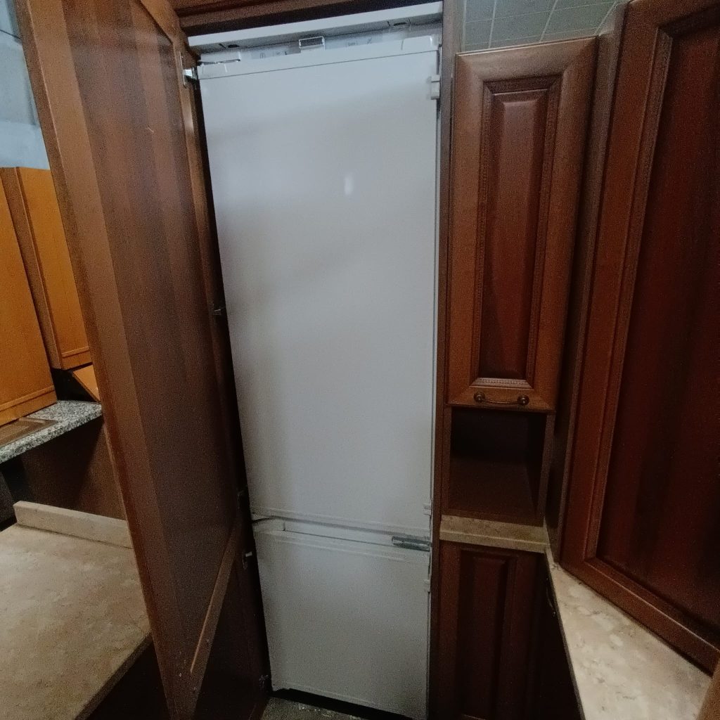 Mobile cucina in legno completa di elettrodomestici: piano cottura, forno, lavastoviglie, cappa e frigo da incasso USATA 4652/U