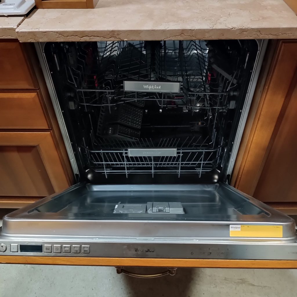 Mobile cucina in legno completa di elettrodomestici: piano cottura, forno, lavastoviglie, cappa e frigo da incasso USATA 4652/U