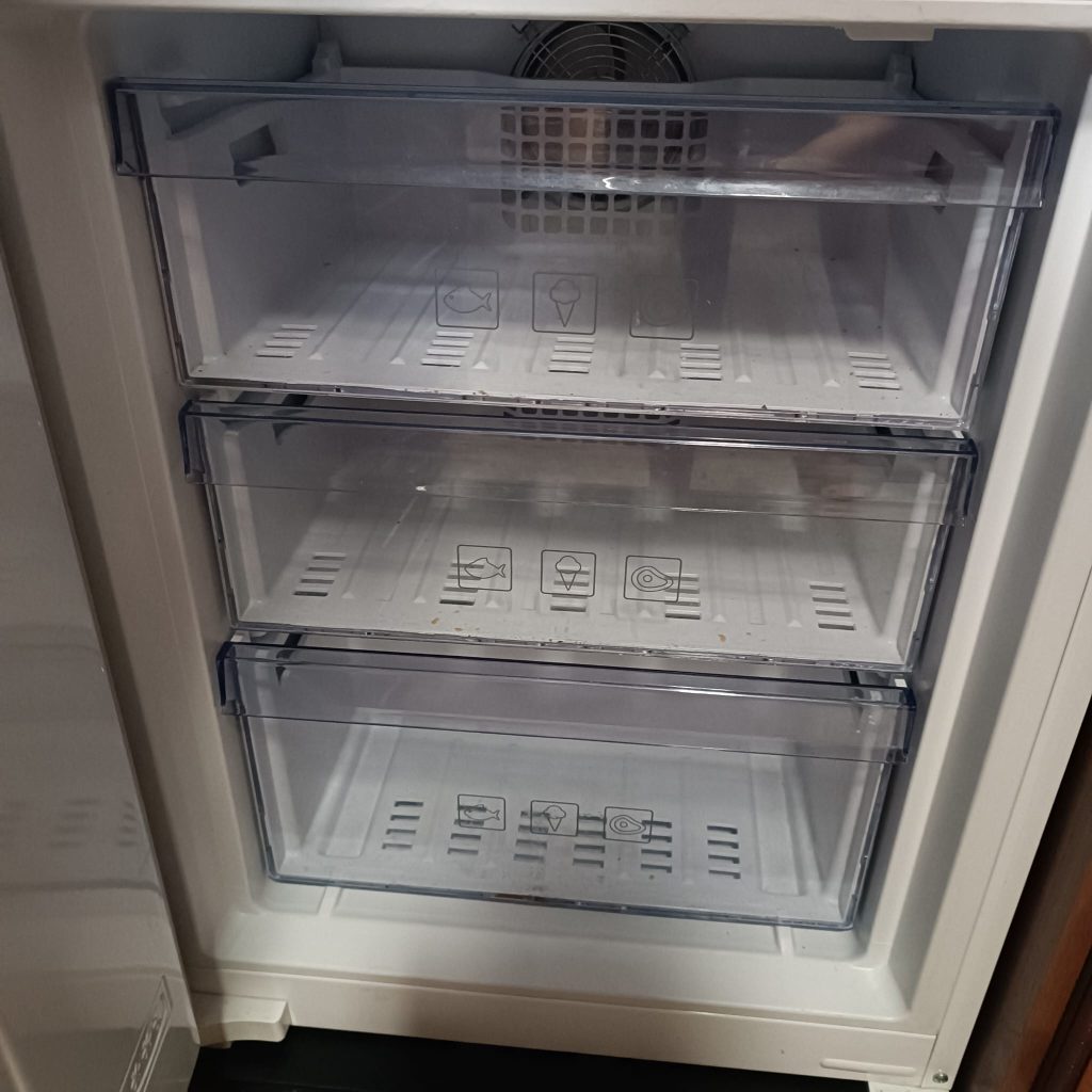 Mobile cucina in legno completa di elettrodomestici: piano cottura, forno, lavastoviglie, cappa e frigo da incasso USATA 4652/U