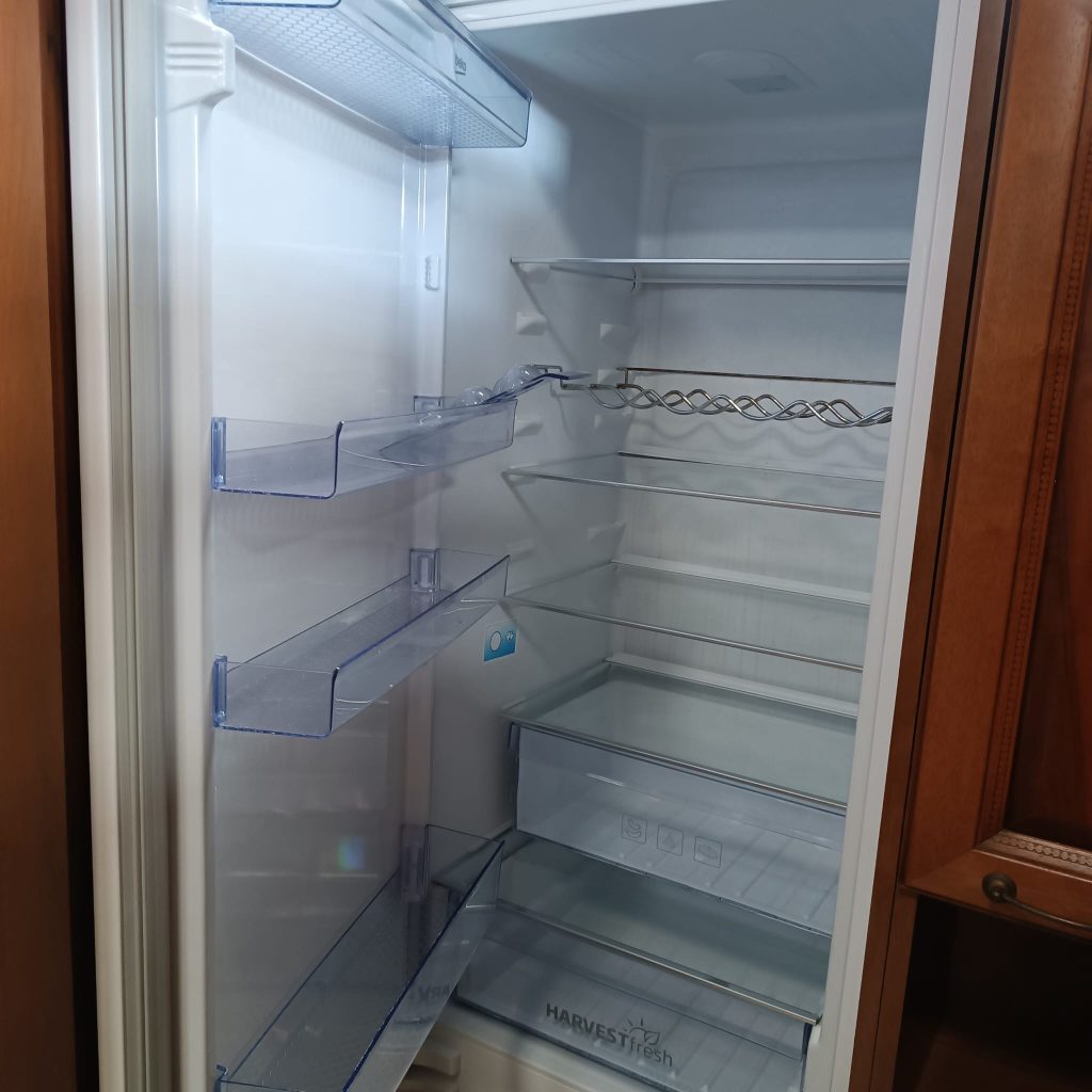 Mobile cucina in legno completa di elettrodomestici: piano cottura, forno, lavastoviglie, cappa e frigo da incasso USATA 4652/U