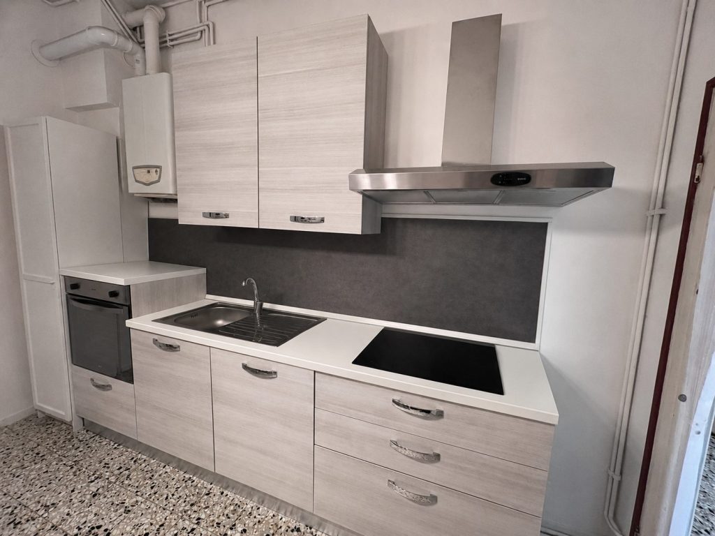 Mobile cucina completa di: forno, cappa, piano cottura induzione, lavastoviglie e lavandino USATA 968