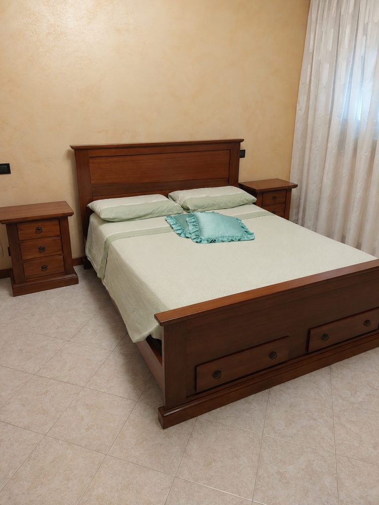 Camera da letto completa di: comò con specchiera, 2 comodini, struttura letto , rete e materasso e armadio a 5 ante USATO 1017