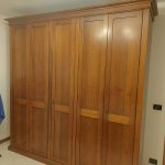 Camera da letto completa di: comò con specchiera, 2 comodini, struttura letto , rete e materasso e armadio a 5 ante USATO 1017