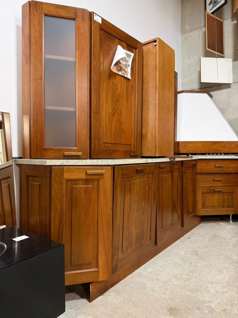 Mobile Cucina in Legno Massiccio in Noce Nuova 310x310cm 506/U