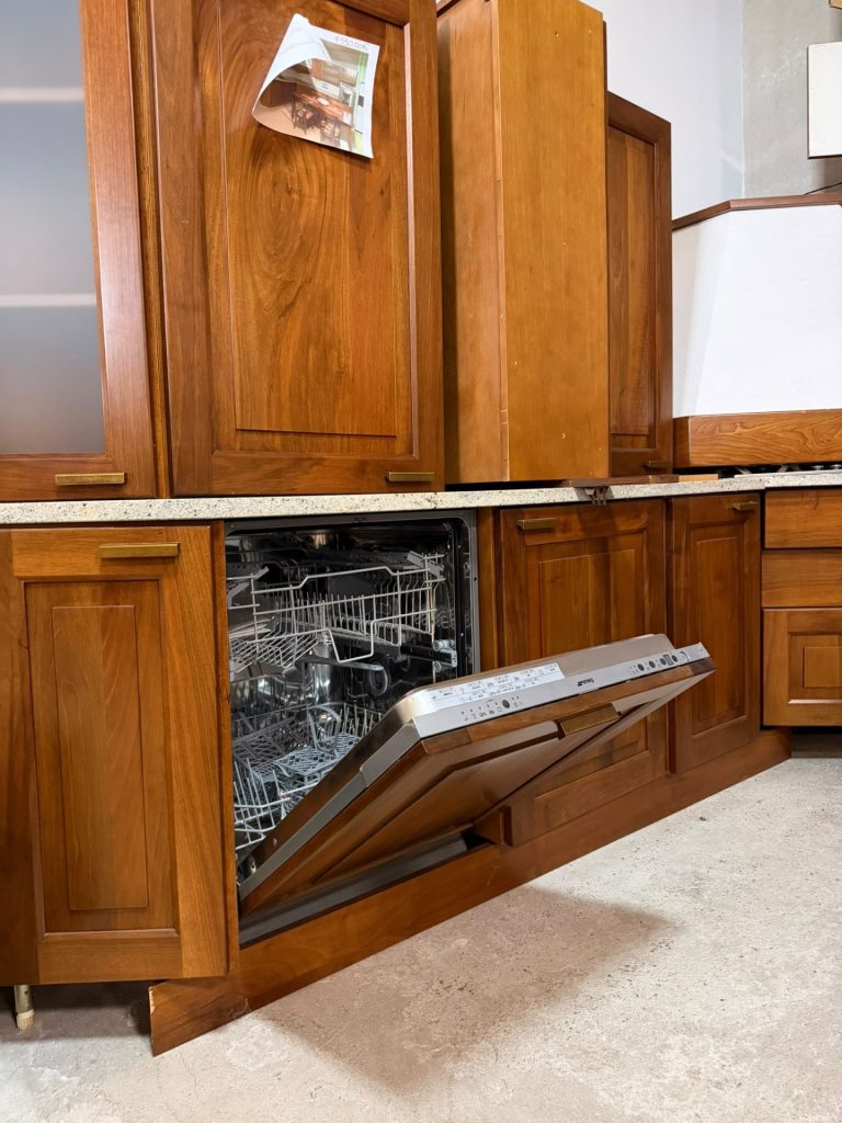 Mobile Cucina in Legno Massiccio in Noce Nuova 310x310cm 506/U