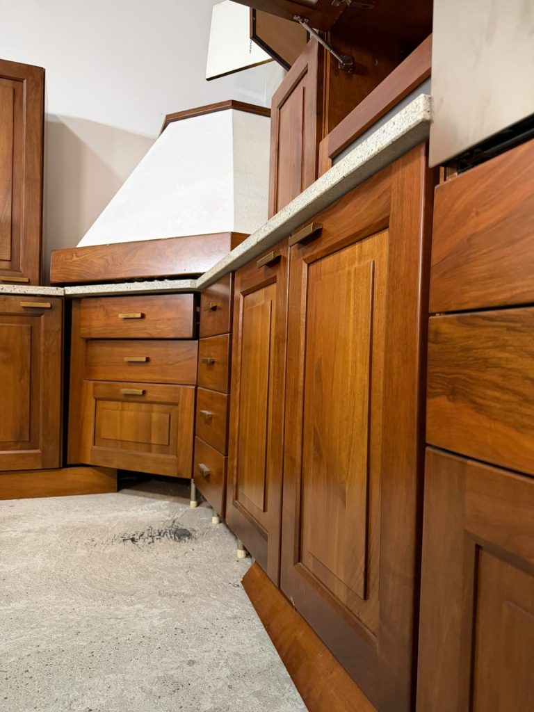 Mobile Cucina in Legno Massiccio in Noce Nuova 310x310cm 506/U