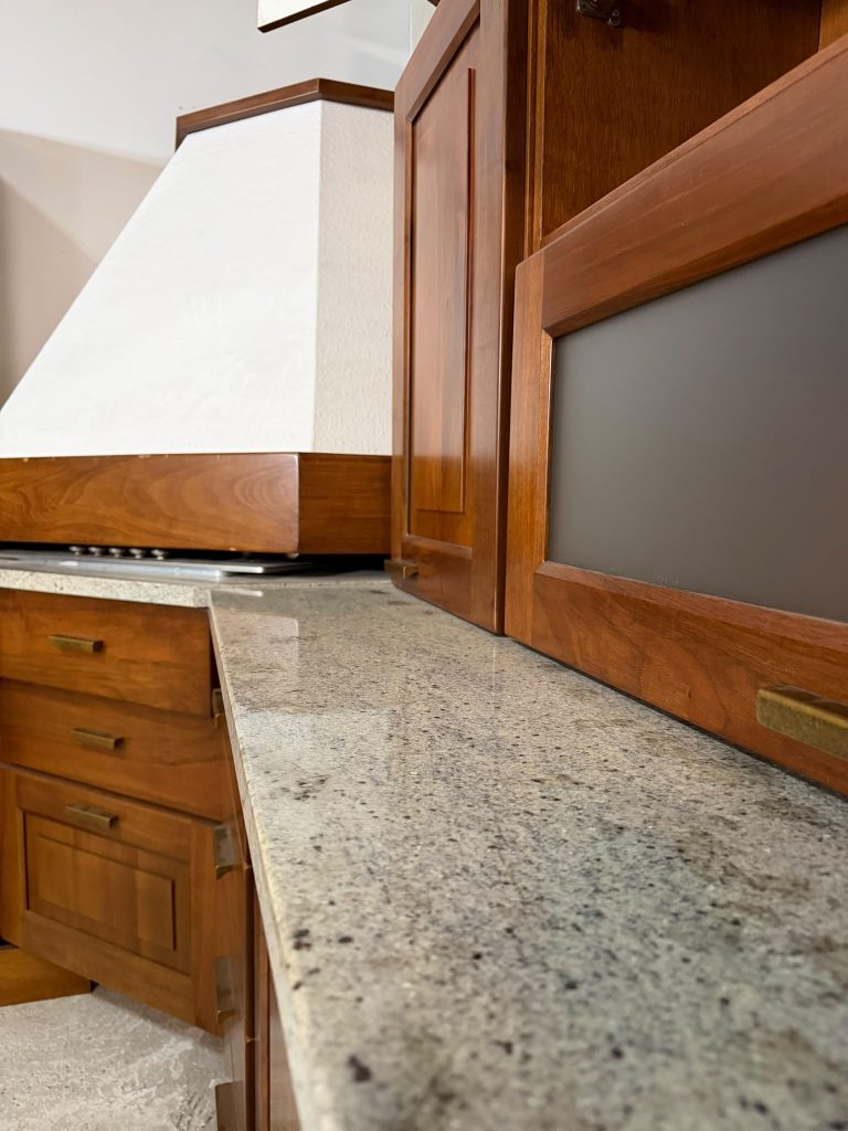 Mobile Cucina in Legno Massiccio in Noce Nuova 310x310cm 506/U