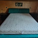 Camera da letto completa di: Armadio 3 ante scorrevole con specchio centrale, cassettiera, 2 comodini, struttura letto e rete matrimoniale. (no materasso) USATA 4896/USATA