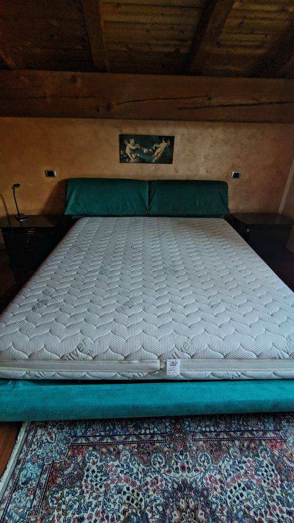 Camera da letto completa di: Armadio 3 ante scorrevole con specchio centrale, cassettiera, 2 comodini, struttura letto e rete matrimoniale. (no materasso) USATA 4896/USATA