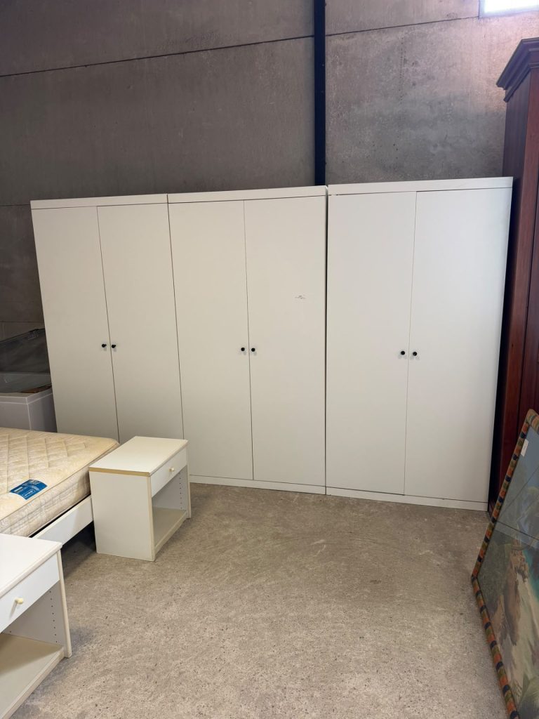 Camera da letto completa di: letto matrimoniale con rete e materasso, 2 comodini, armadio a 6 ante scomponibile USATO 4802/U