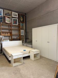 Camera da letto completa di: letto matrimoniale con rete e materasso, 2 comodini, armadio a 6 ante scomponibile USATO 4802/U