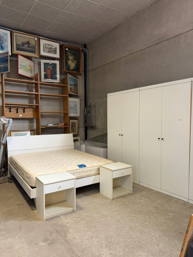 Camera da letto completa di: letto matrimoniale con rete e materasso, 2 comodini, armadio a 6 ante scomponibile USATO 4802/U