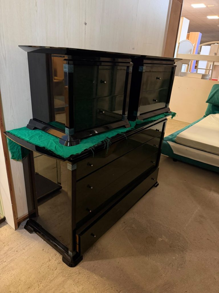 Camera da letto completa di: Armadio 3 ante scorrevole con specchio centrale, cassettiera, 2 comodini, struttura letto e rete matrimoniale. (no materasso) USATA 4896/USATA
