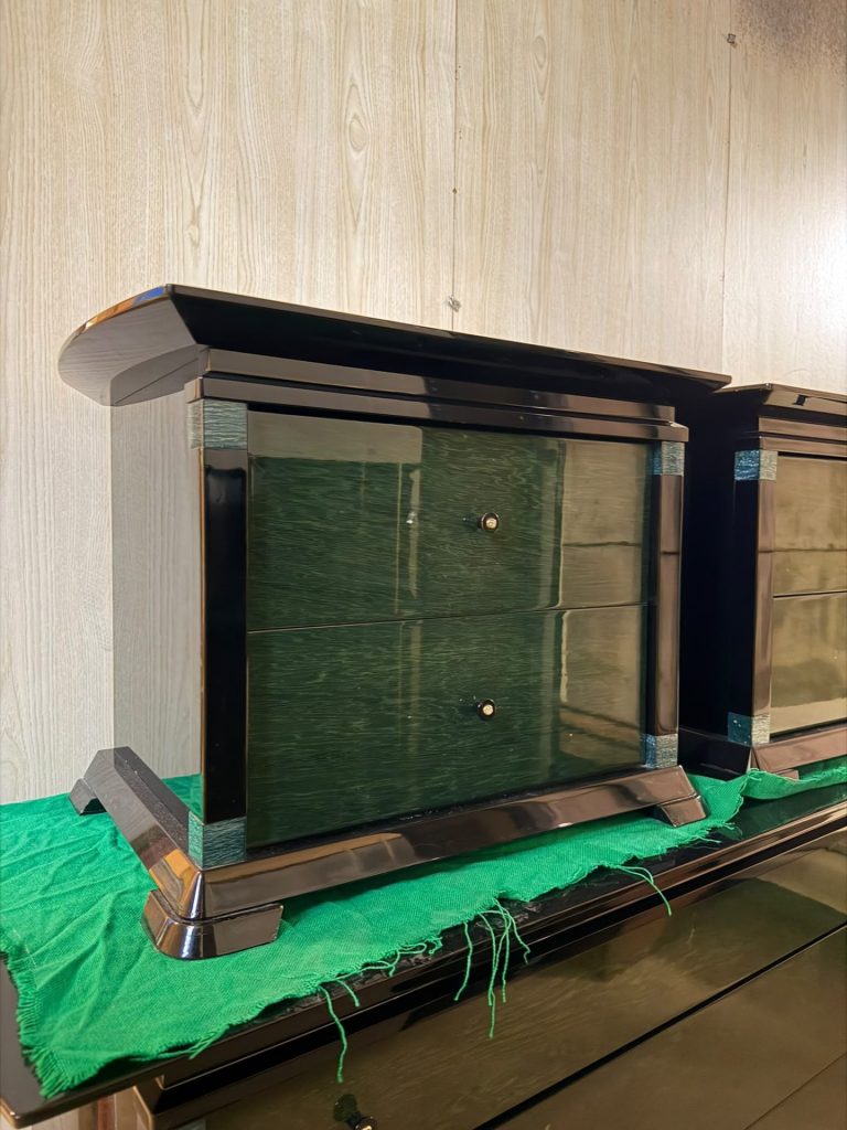 Camera da letto completa di: Armadio 3 ante scorrevole con specchio centrale, cassettiera, 2 comodini, struttura letto e rete matrimoniale. (no materasso) USATA 4896/USATA