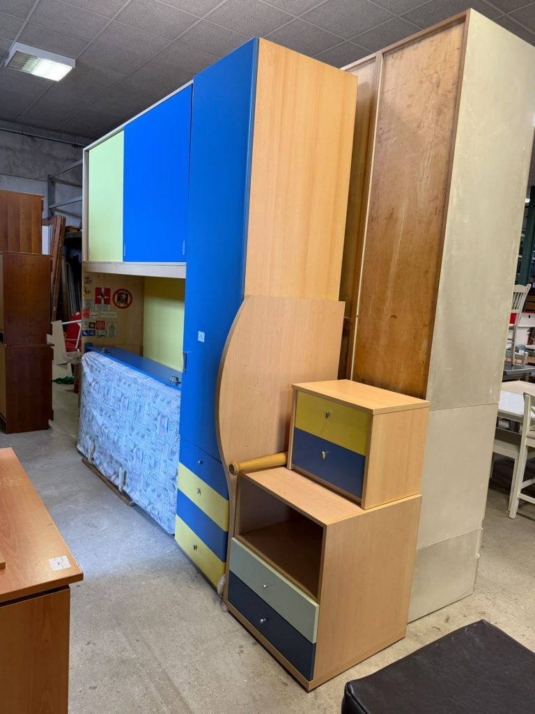 Cameretta completa di: armadio a ponte , 2 letti singoli con rete e materasso, scrivania con cassetti e comodino USATO 4987/U