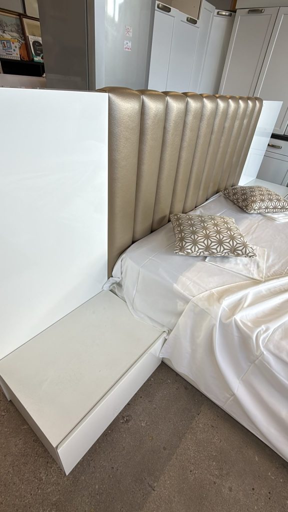 Letto Imbottito matrimoniale completo di rete e materasso USATO 979