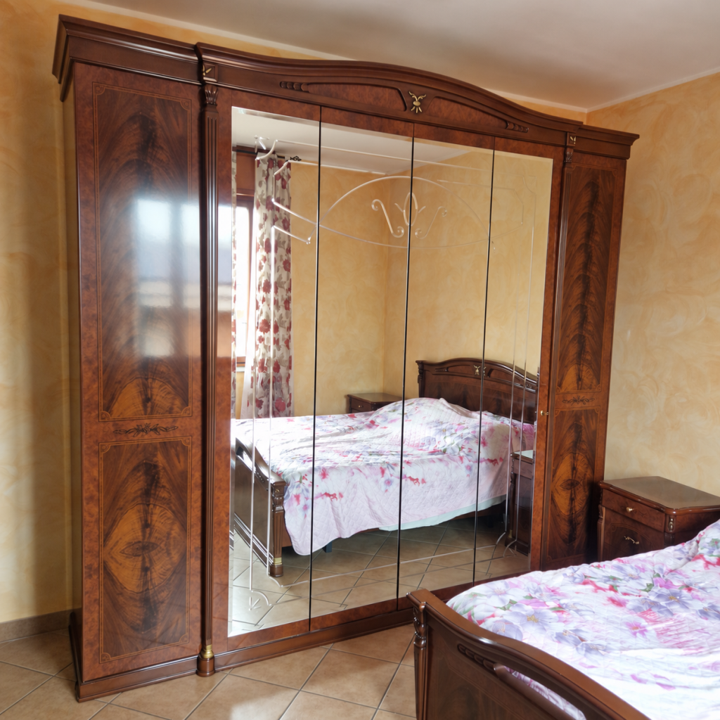 Camera da letto completa di: letto matrimoniale, due comodini , comò con specchiera e Armadio con specchio centrale USATO 1105