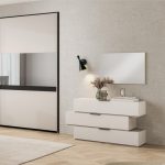 Camera Milva con letto contenitore Sofaback grigio chiaro e armadio scorrevole 2 ante specchiate in cashmere e antracite