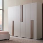 Camera da letto Malena con letto imbottito contenitore e armadio 6 ante in grigio chiaro e vanguard chiaro