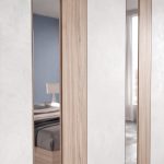 Camera da letto Nike con letto contenitore e armadio 6 ante battenti con specchi in noce chiaro e spatolato