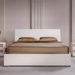 Camera da letto Sabina con letto contenitore in legno e armadio 6 ante battenti in cashmere e noce chiaro