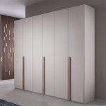 Camera da letto Sabina con letto contenitore in legno e armadio 6 ante battenti in cashmere e noce chiaro