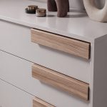 Camera da letto Sabina con letto contenitore in legno e armadio 6 ante battenti in cashmere e noce chiaro