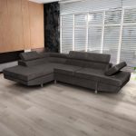 Divano angolare Rio M con penisola contenitore sinistra e funzione letto estraibile in tessuto Giulia 9714 grigio scuro