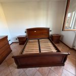 Camera Da Letto Completa Di: Armadio 5 ante, 2 comodini, letto con rete e comò con specchiera Usato 1014