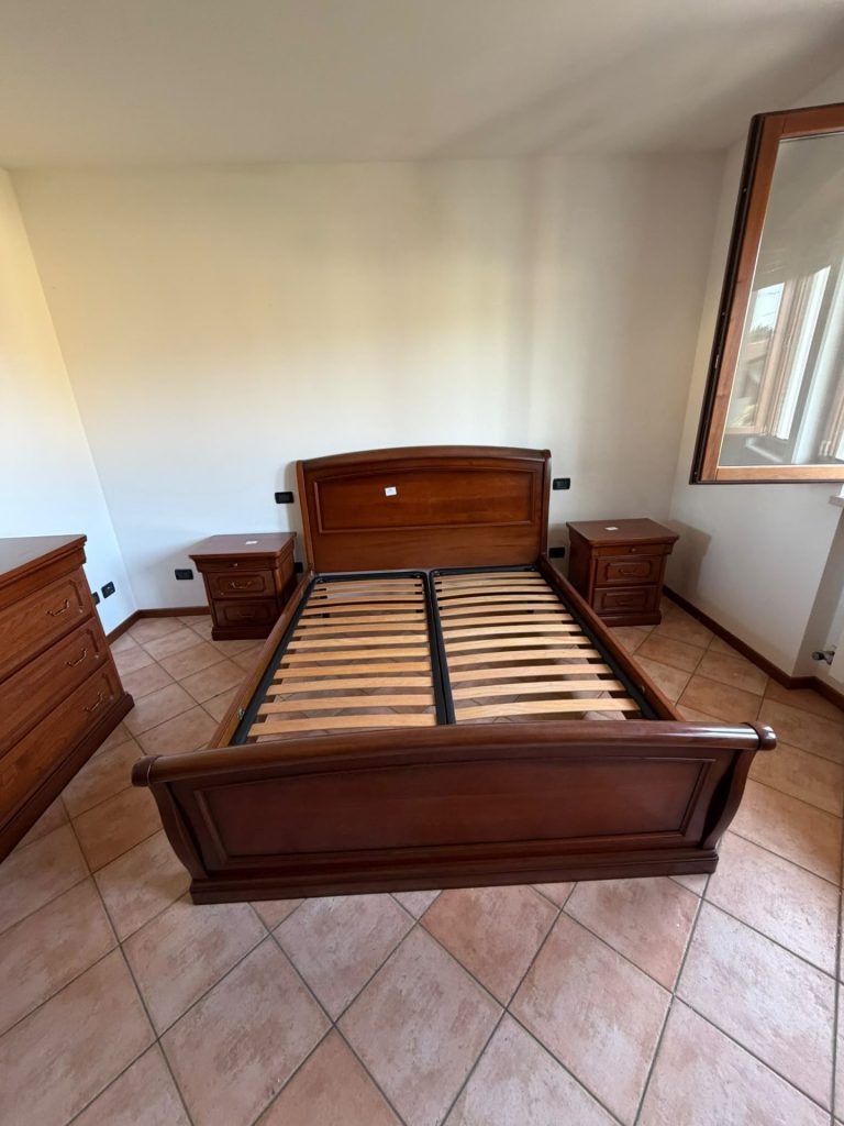 Camera Da Letto Completa Di: Armadio 5 ante, 2 comodini, letto con rete e comò con specchiera Usato 1014