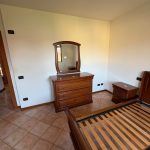 Camera Da Letto Completa Di: Armadio 5 ante, 2 comodini, letto con rete e comò con specchiera Usato 1014