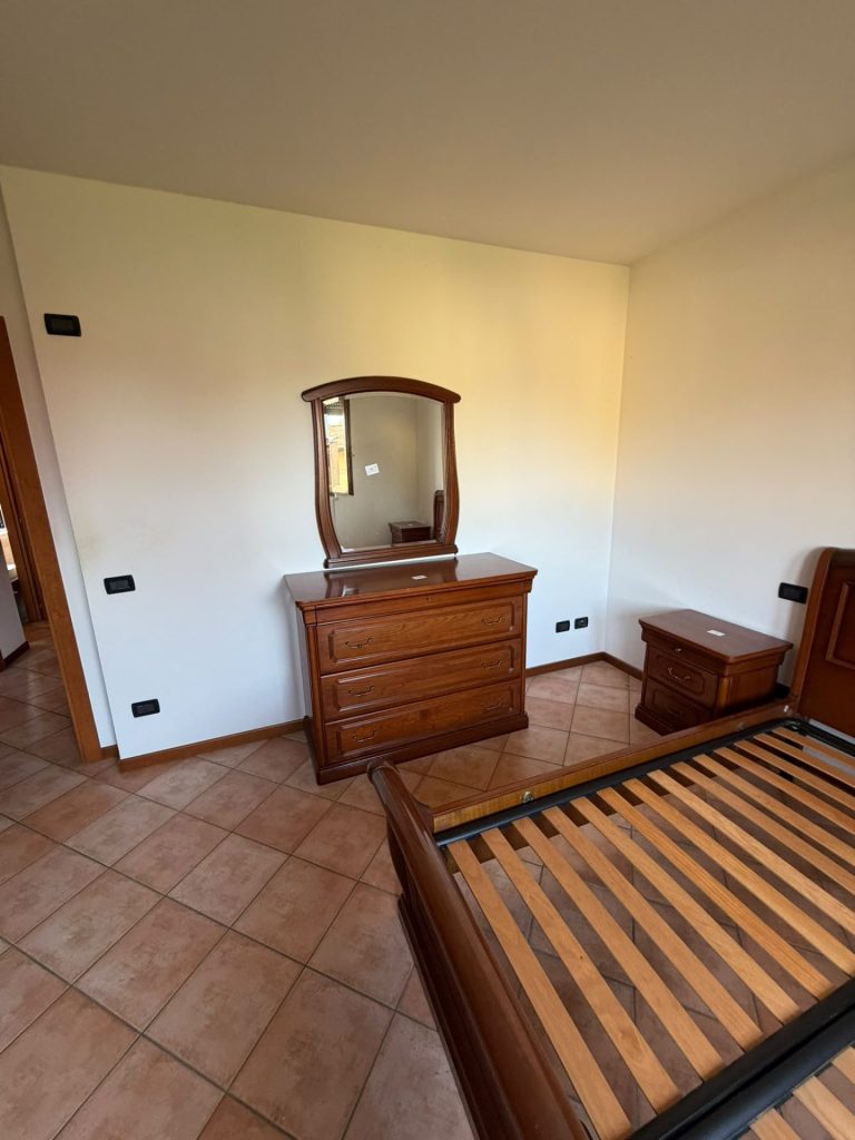 Camera Da Letto Completa Di: Armadio 5 ante, 2 comodini, letto con rete e comò con specchiera Usato 1014