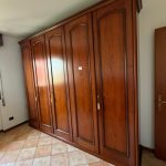 Camera Da Letto Completa Di: Armadio 5 ante, 2 comodini, letto con rete e comò con specchiera Usato 1014