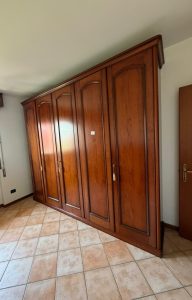Camera Da Letto Completa Di: Armadio 5 ante, 2 comodini, letto con rete e comò con specchiera Usato 1014