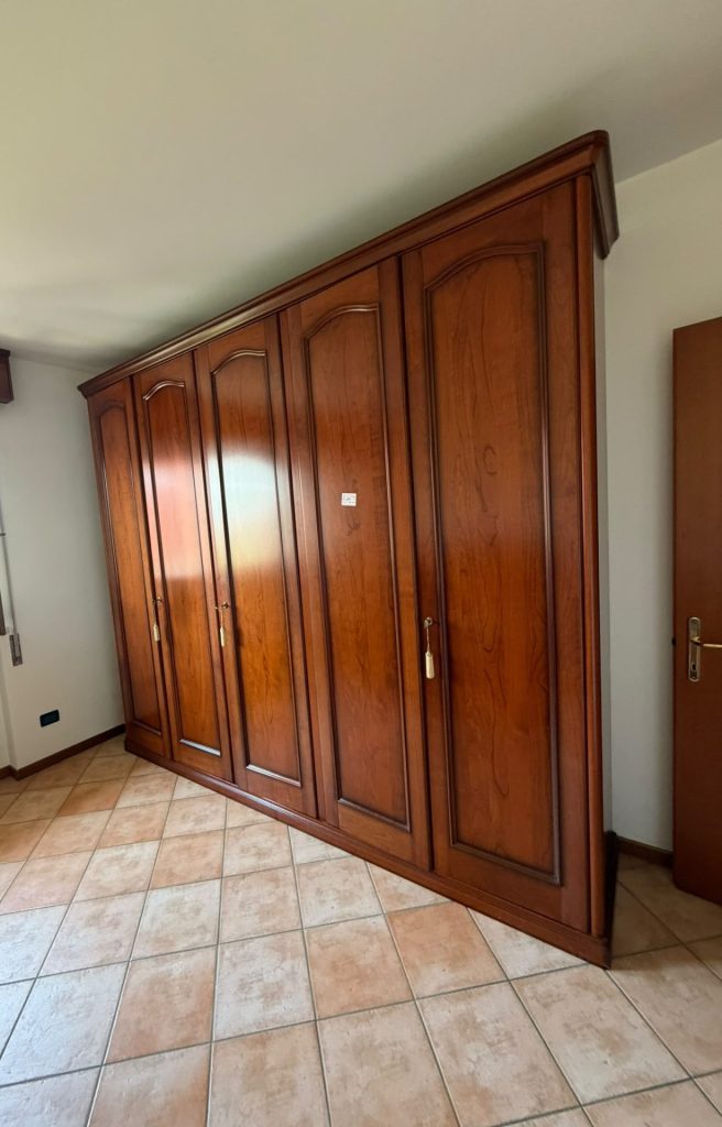 Camera Da Letto Completa Di: Armadio 5 ante, 2 comodini, letto con rete e comò con specchiera Usato 1014