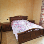 Camera da letto completa di: letto matrimoniale, due comodini , comò con specchiera e Armadio con specchio centrale USATO 1105