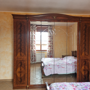 Camera da letto completa di: letto matrimoniale, due comodini , comò con specchiera e Armadio con specchio centrale USATO 1105
