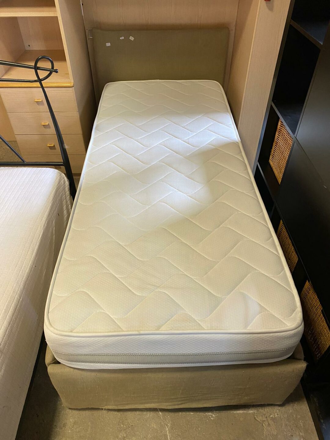 Letto singolo con contorno in tessuto con due reti S-288