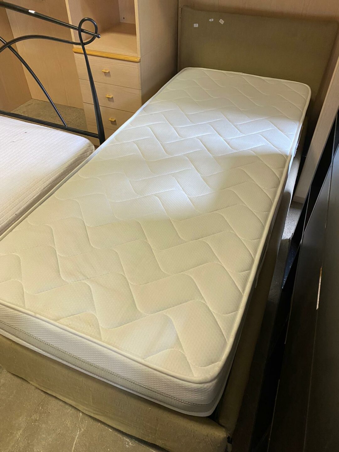 Letto singolo con contorno in tessuto con due reti S-288 - immagine 2