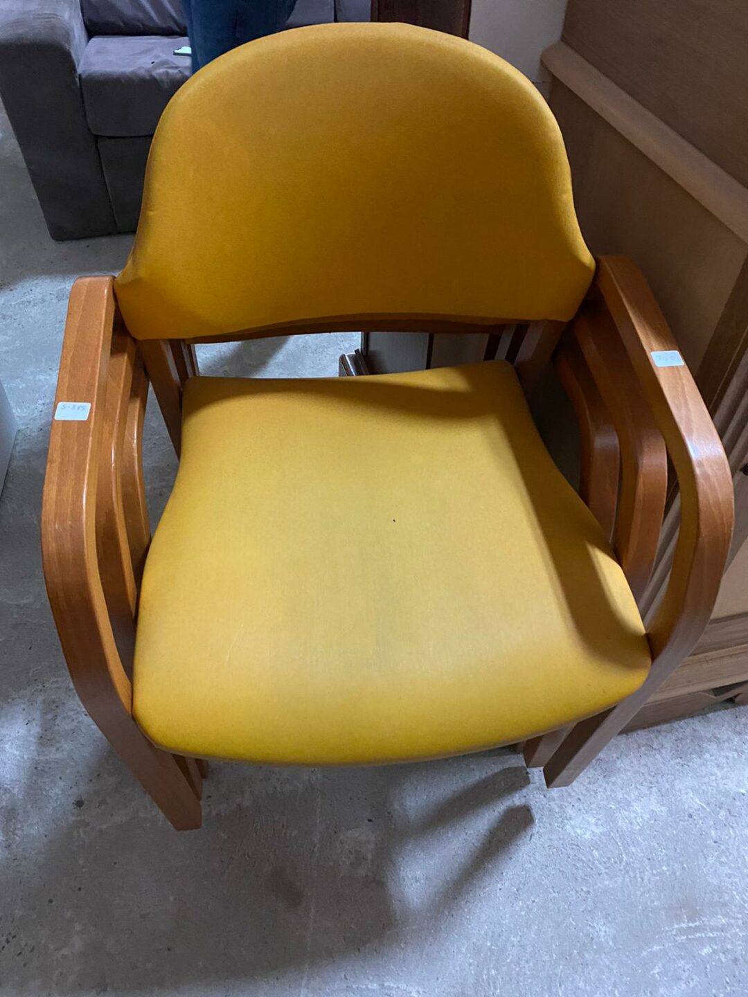 Sedie in pelle e struttura in legno S-385