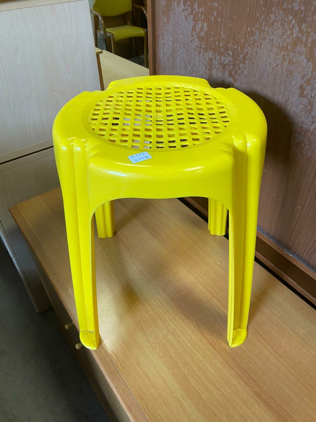 Sedia gialla piccola in plastica S-417