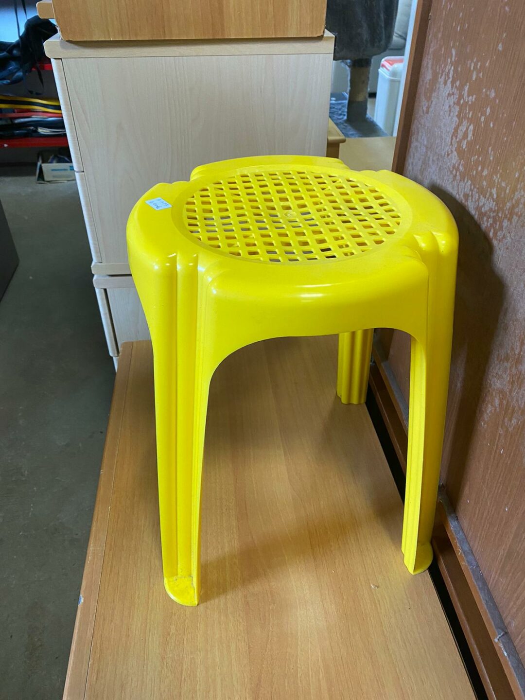 Sedia gialla piccola in plastica S-417 - immagine 2