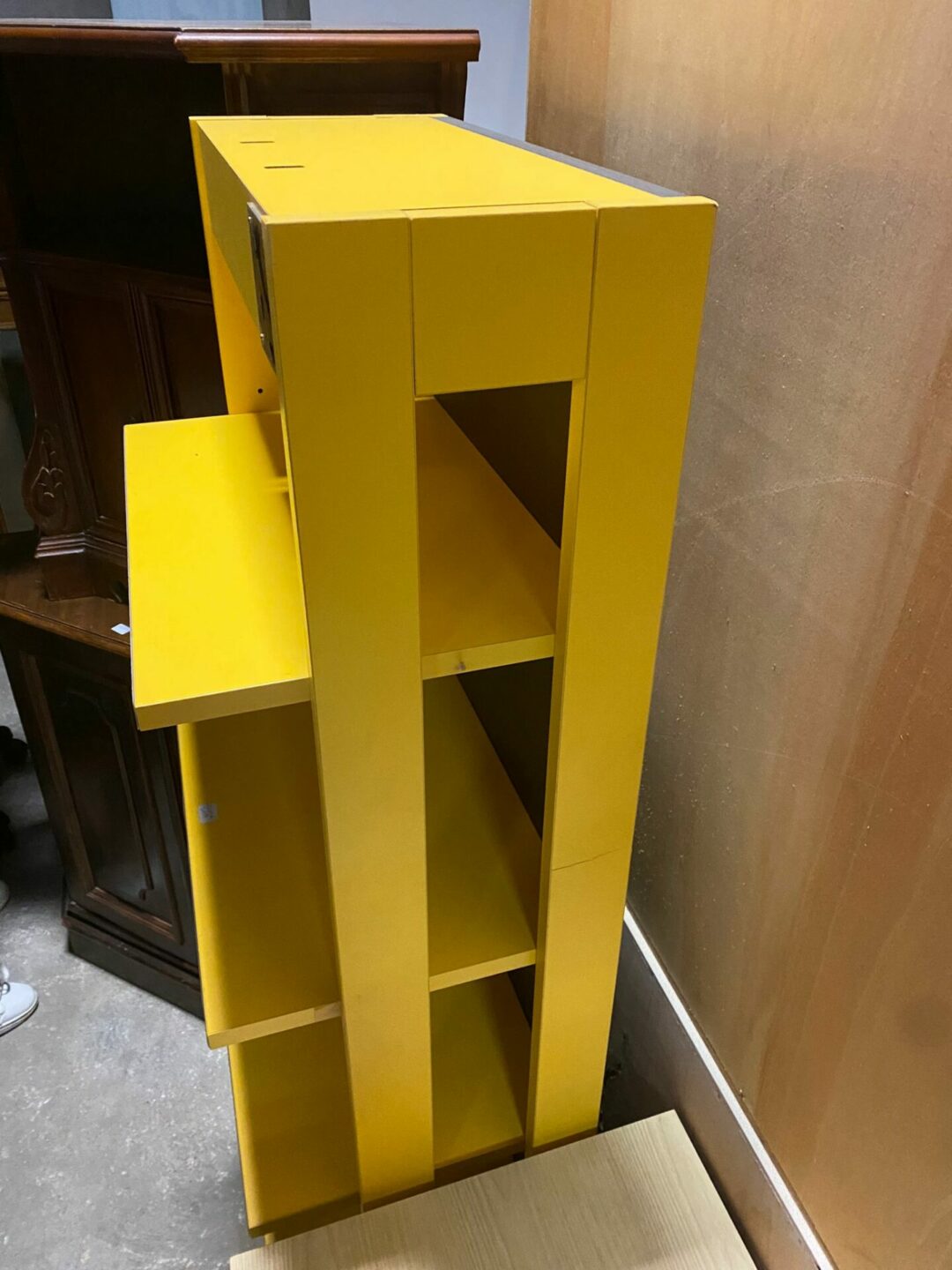 Scaffalatura gialla in legno S-487