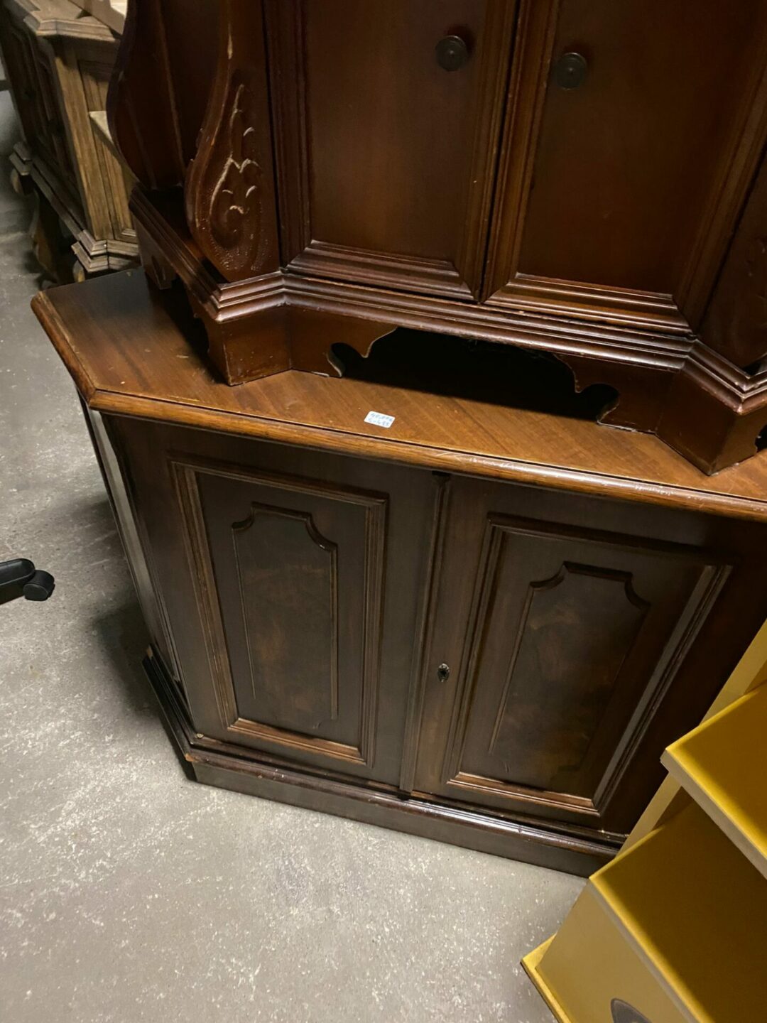 Angoliera in legno bassa S-488 ( IN REGALO )