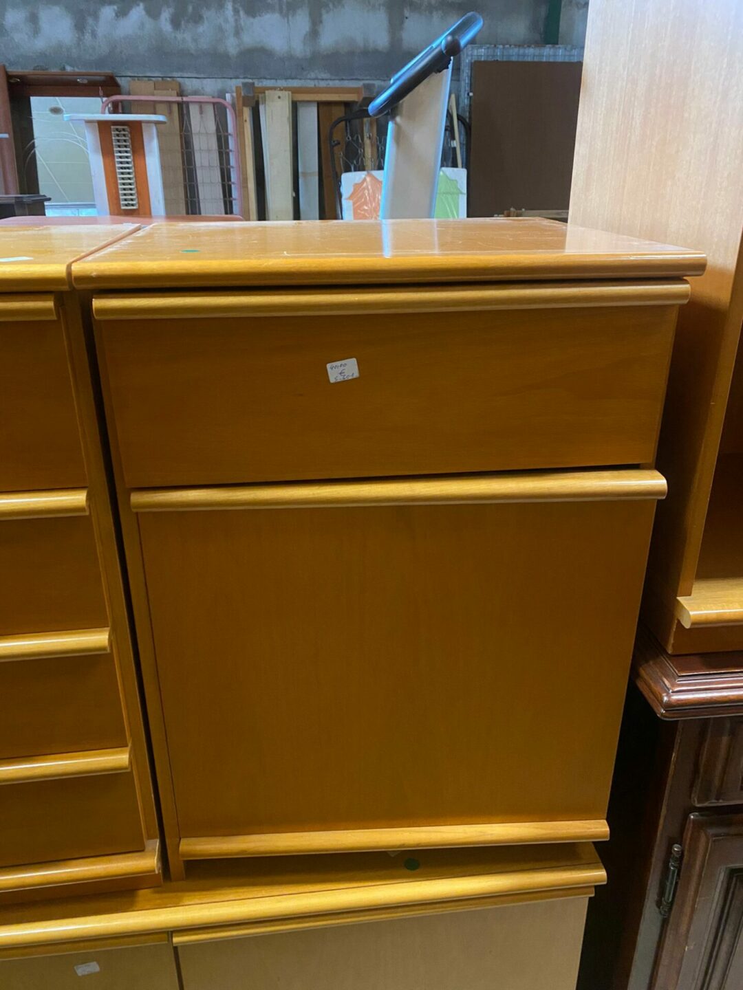 Comodino con tamburo in materiale all'interno e 1 cassetto S-601