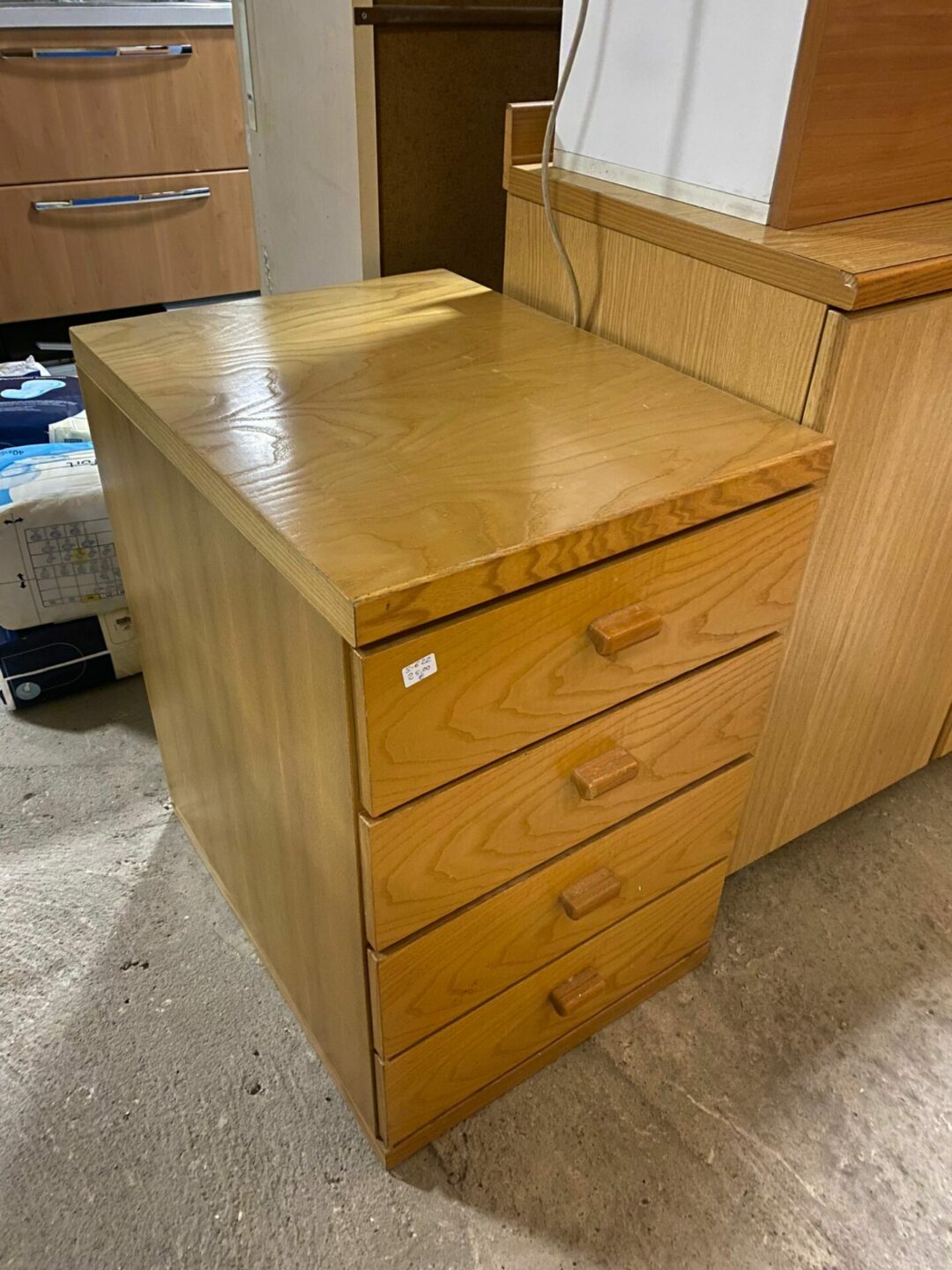 Comodino in legno con 4 cassetti S-622