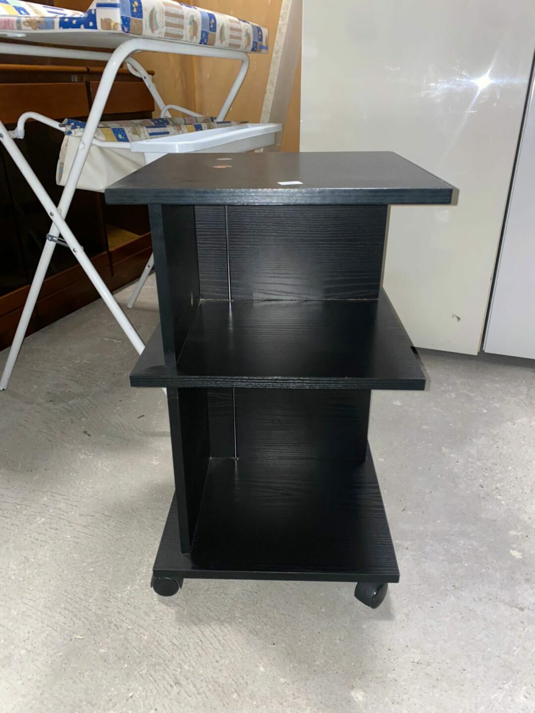 Mobiletto nero basso con ripiani S-645