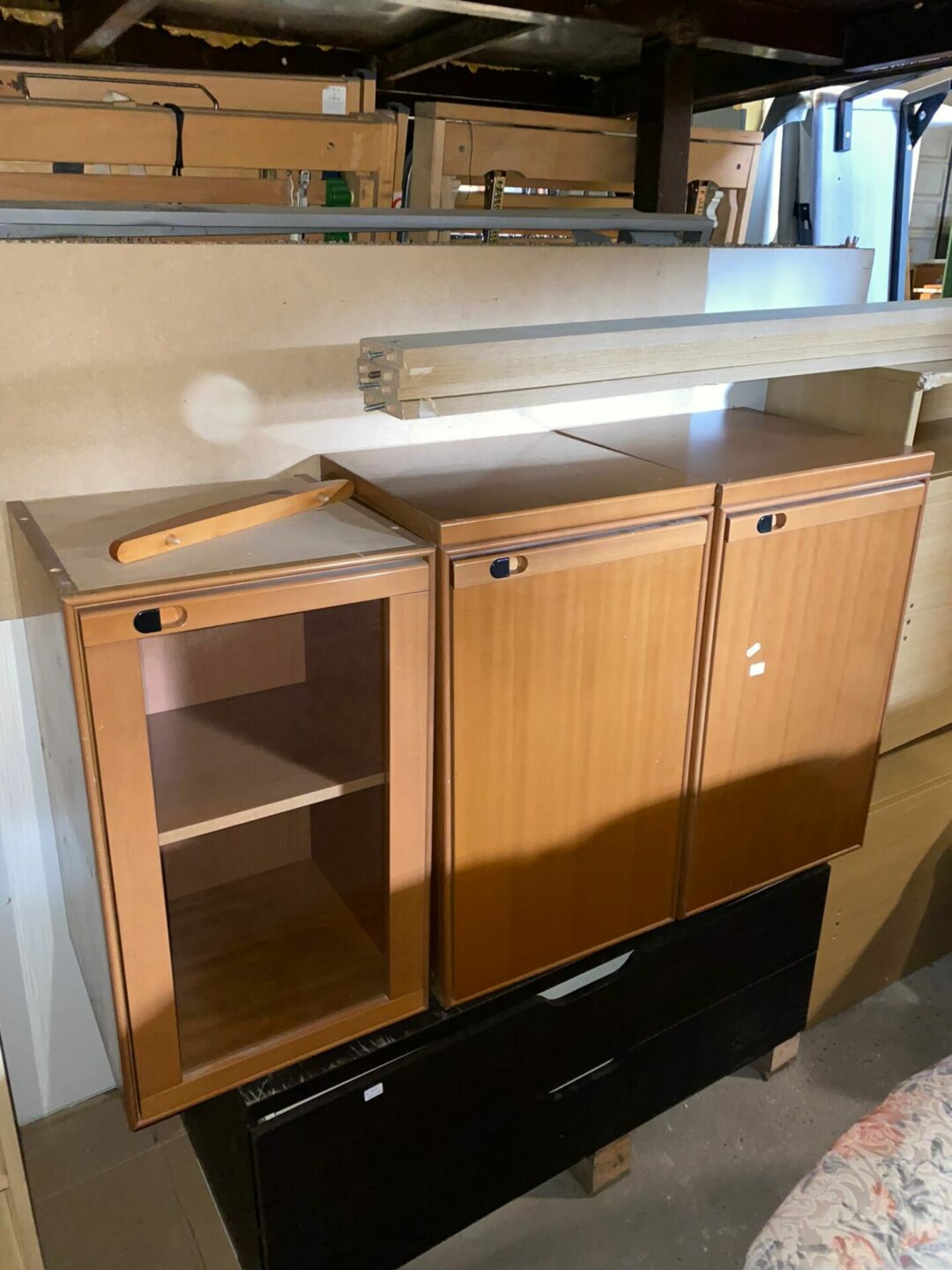 3 pensili legno 2 chiusi e 1 con il vetro S-682