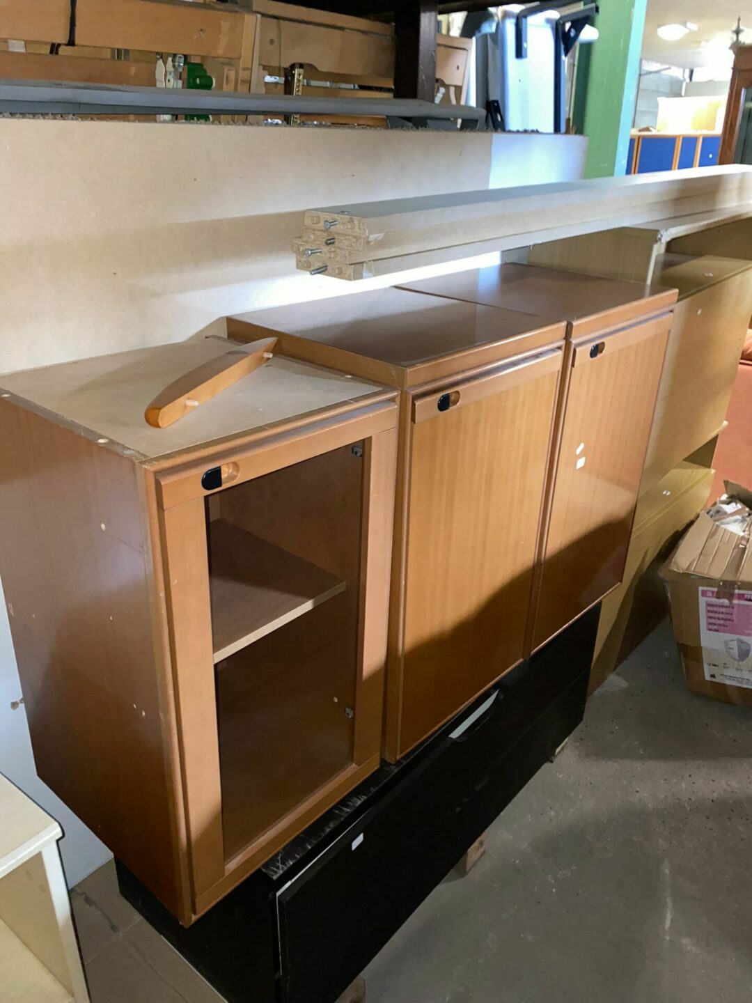 3 pensili legno 2 chiusi e 1 con il vetro S-682 - immagine 3